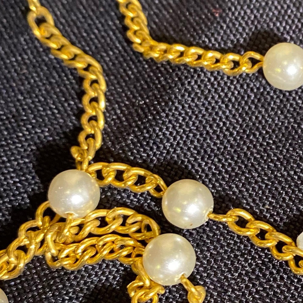 Simple Gold Tone Chain and Faux Pearl Fashion Necklace. Great for Layering. 16” - Picture 3 of 4